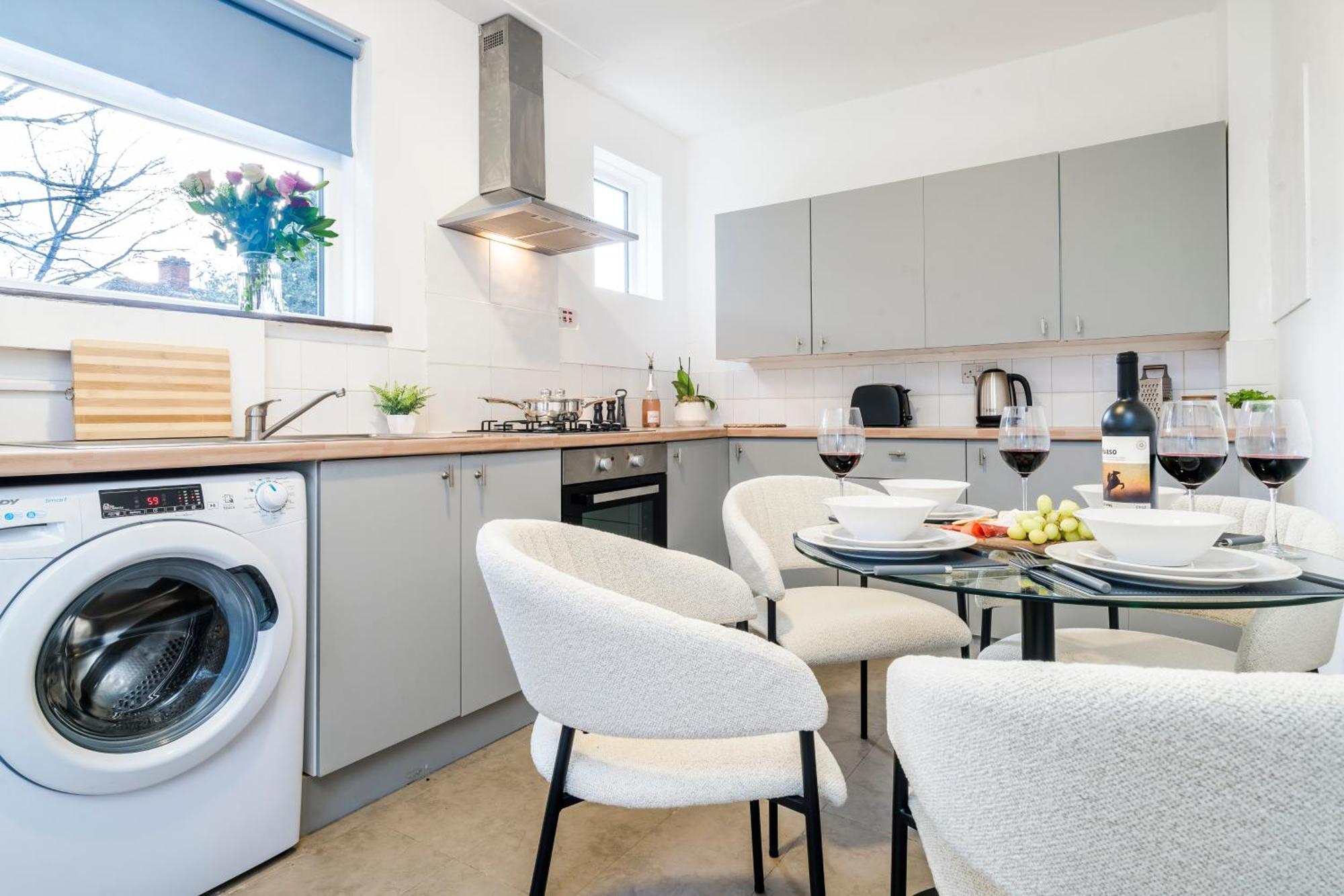 3 Bdr House In Kingston Upon Thames, London Waterloo In 30 Mins *