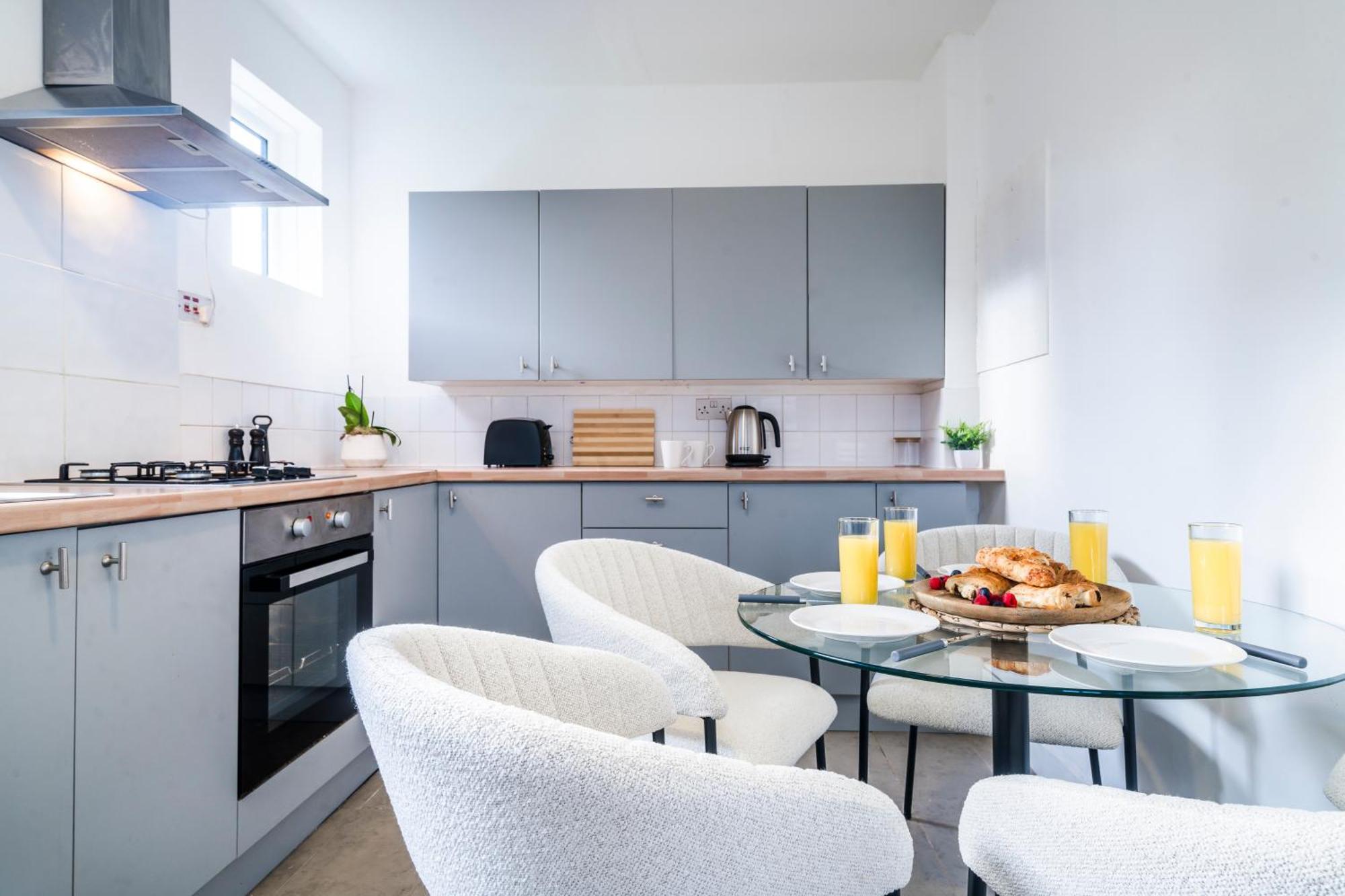 Holiday home 3 Bdr House In Kingston Upon Thames, London Waterloo In 30 Mins