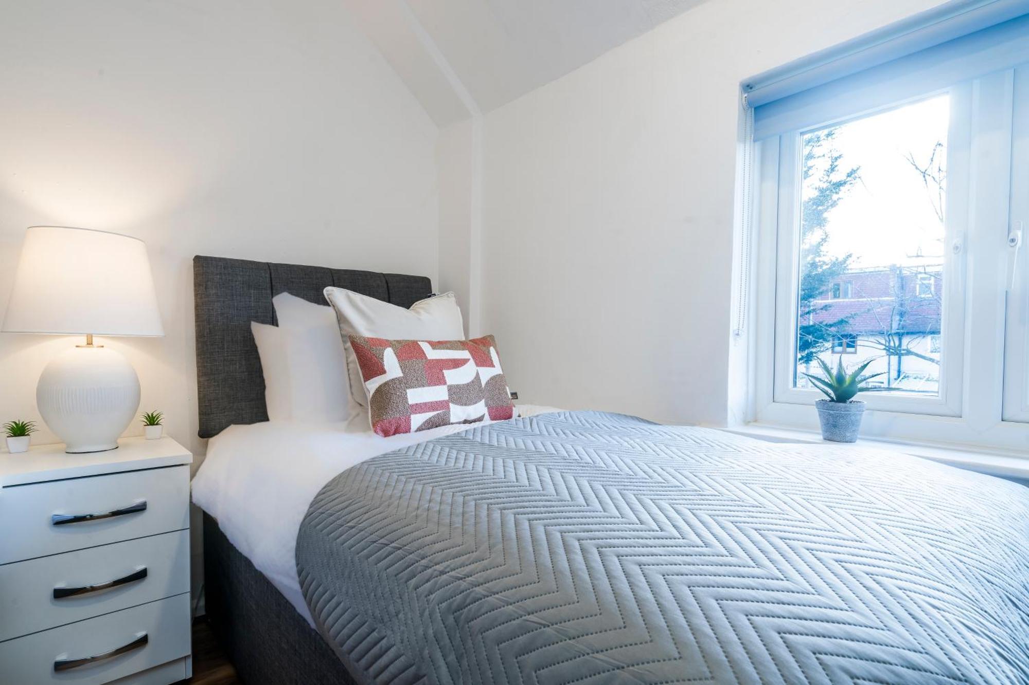 3 Bdr House In Kingston Upon Thames, London Waterloo In 30 Mins Holiday home *
