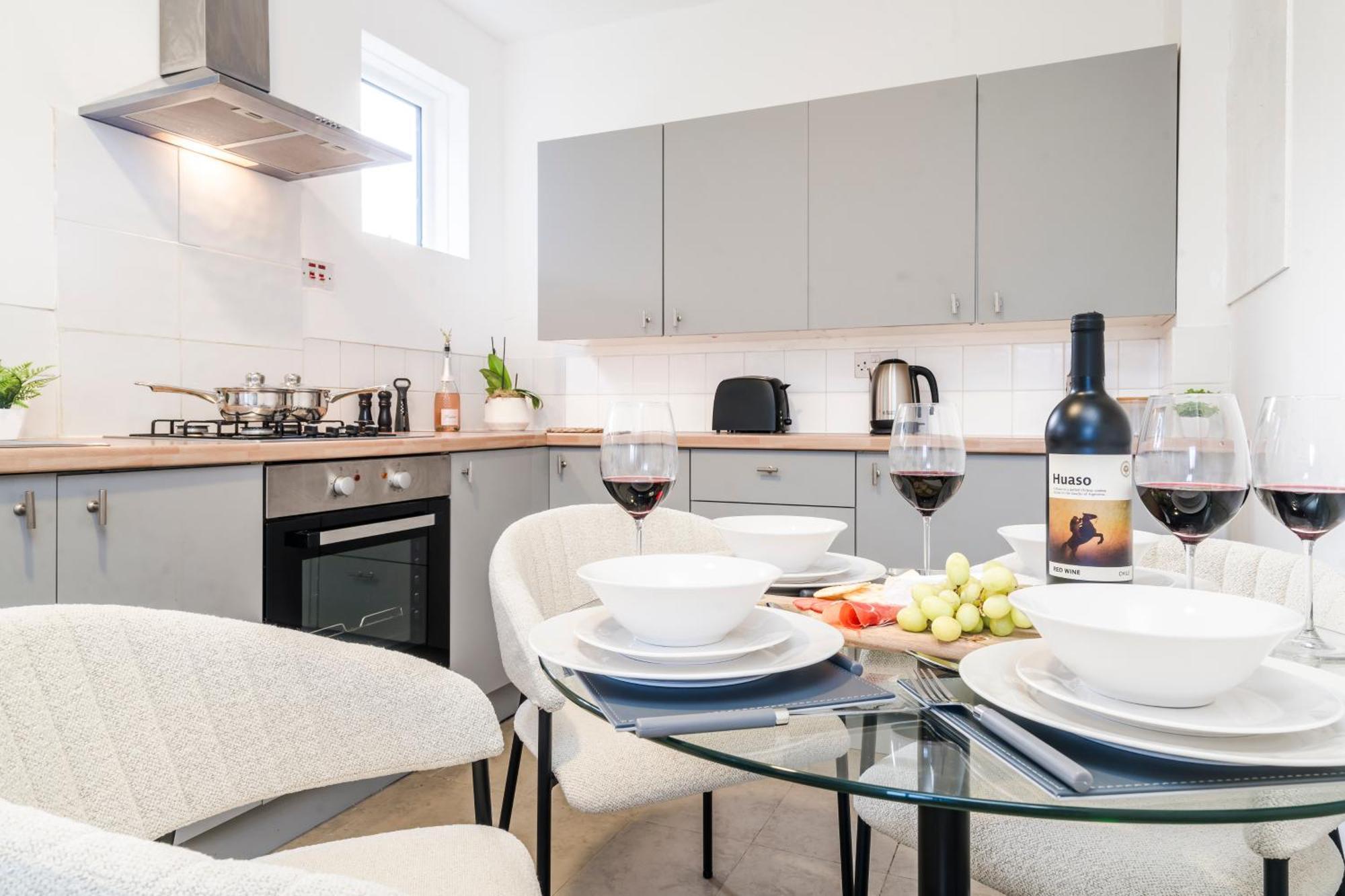 3 Bdr House In Kingston Upon Thames, London Waterloo In 30 Mins * Kingston upon Thames (Greater London)