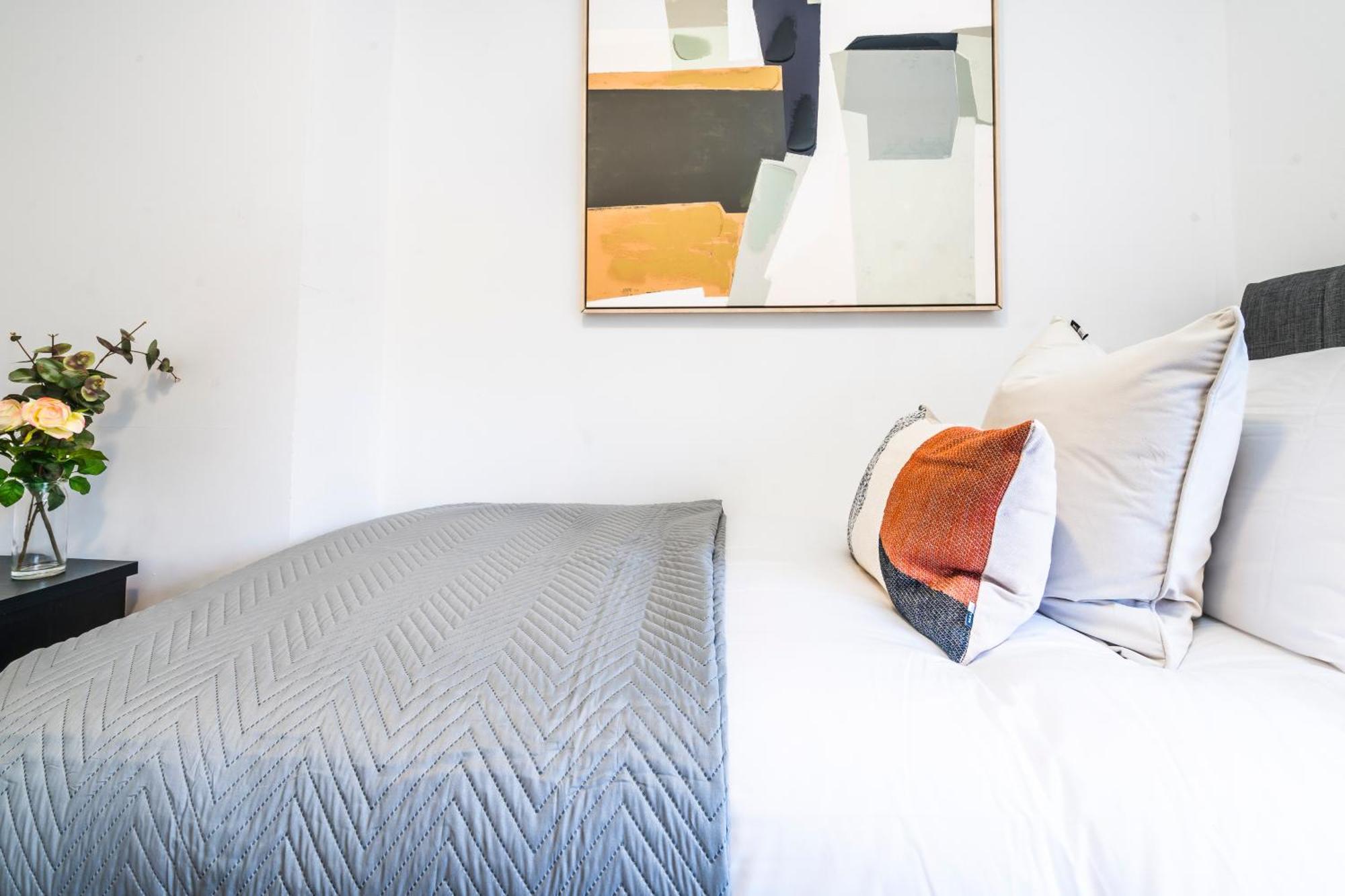 3 Bdr House In Kingston Upon Thames, London Waterloo In 30 Mins *